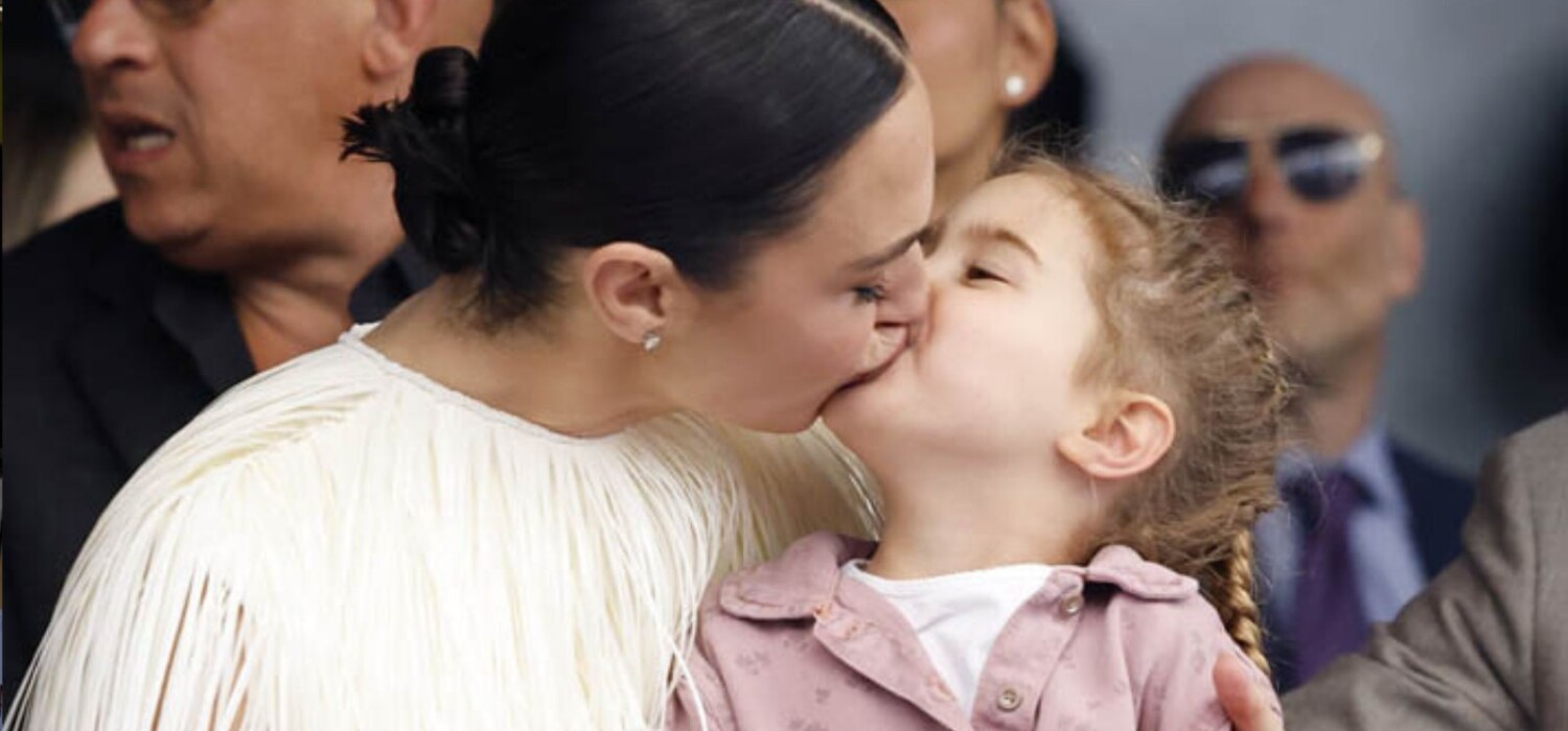Gal Gadot besa a su hija de tres años en la boca