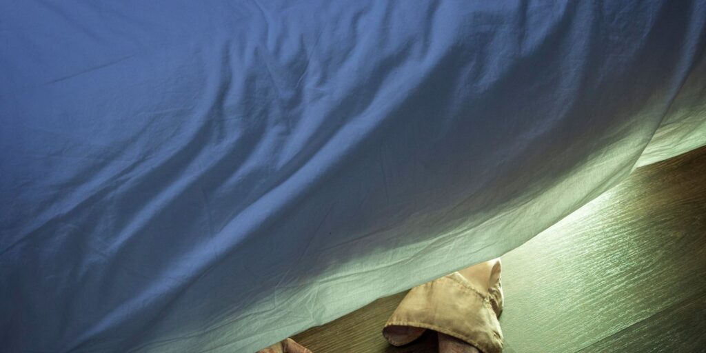 Niñera encuentra a un hombre escondido debajo de la cama