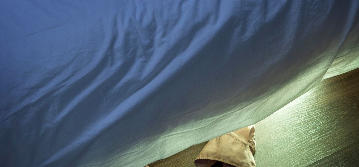 hombre escondido debajo de la cama