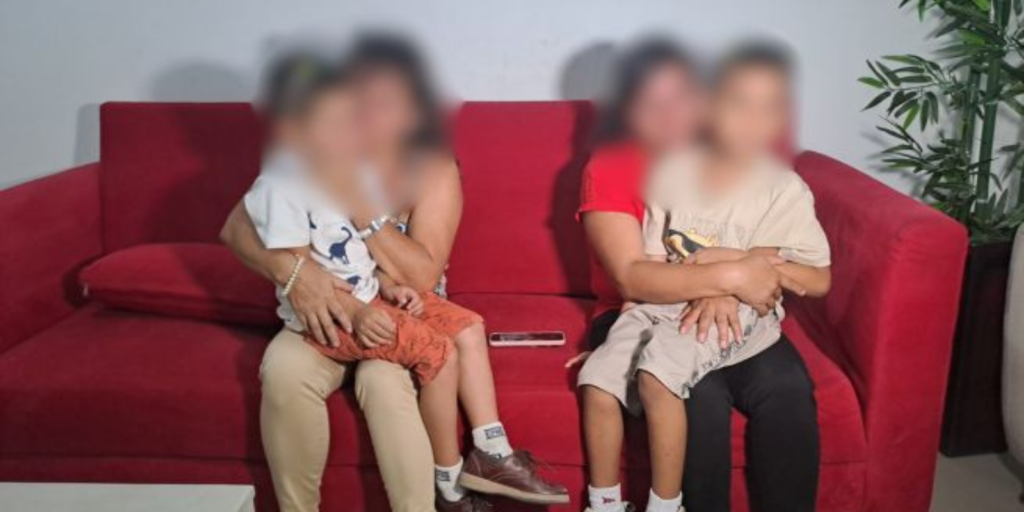 Niños cambiados al nacer regresan con sus madres biológicas después de 6 años