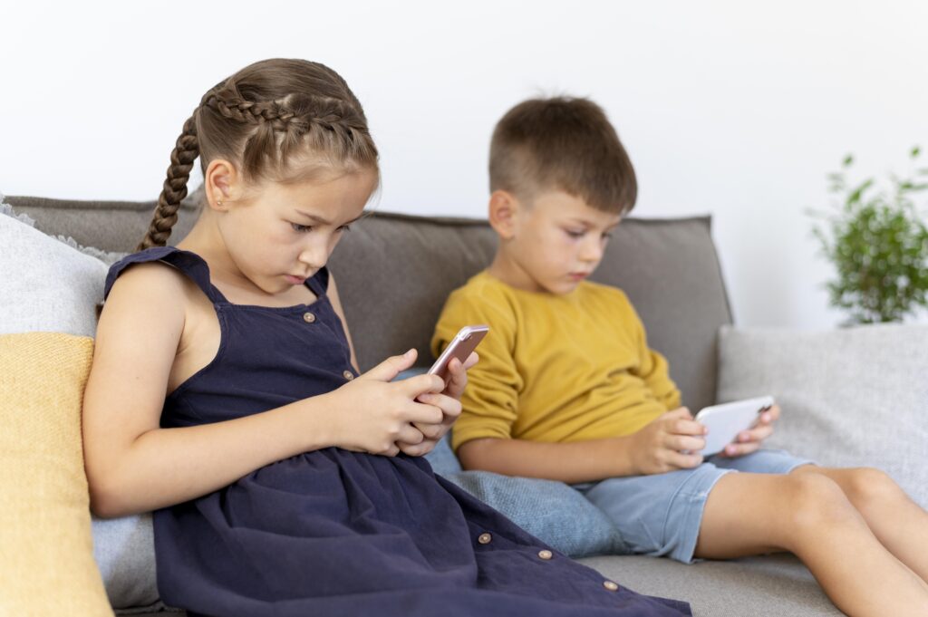 ¿Tu hijo pasa horas en el cel? Éstas son las consecuencias de que tu hijo vea el celular