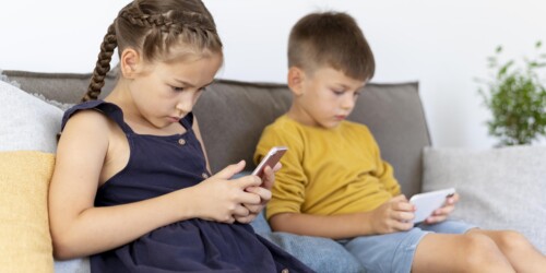 ¿Tu hijo pasa horas en el cel? Éstas son las consecuencias de que tu hijo vea el celular
