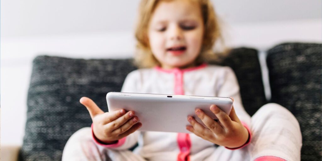 Bebés y niños que no hablan por criarse con pantallas