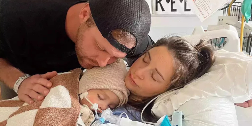 Muere bebé de mommy vlogger tras accidente con un espejo