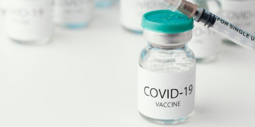 Estados Unidos no recomienda vacuna de COVID para niños y embarazadas