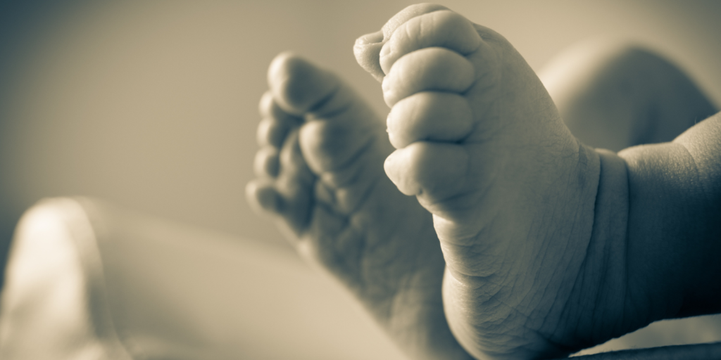 Una mamá abandona a su bebé en puesto de hot dogs