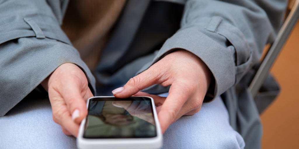 ¿Tengo que revisar el celular de mi hijo?