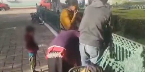 Mujer indígena tiene a su bebé en un parque: el hospital no la atendió