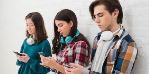 ¿Por qué tu adolescente se la vive en el celular?
