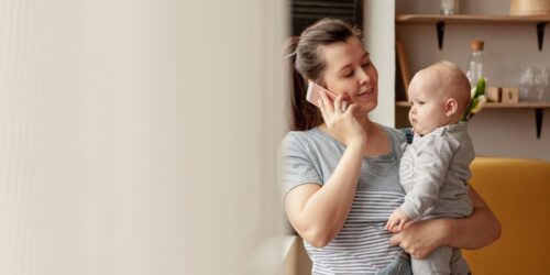 No basta solo decir “avísame si puedo ayudarte en algo”: Cómo ayudar a una mamá