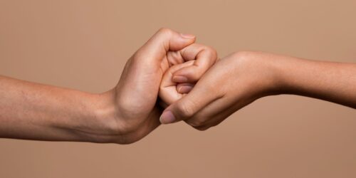 ¿Tu adolescente muestra su amor por ti… sin hablarte? El vínculo silencioso entre madres y adolescentes
