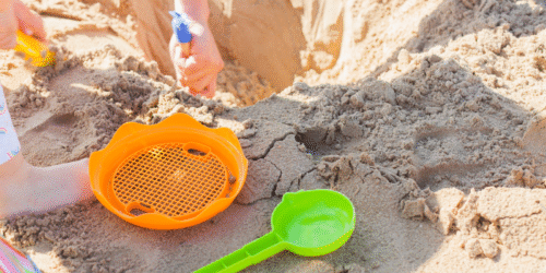 ¿Por qué los hoyos en la arena pueden ser peligrosos para los niños?