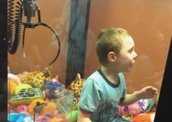 Un niño quedó atrapado en máquina de peluches en Ohio